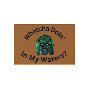 Może przedstawiać: Brązowy prostokąt z tekstem "Whatcha Doin' In My Waters?" w kolorze czarnym. Zielona istota z niebieską twarzą znajduje się w środku prostokąta.
