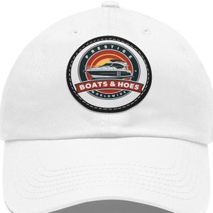 以下が含まれることがあります： 「Prestige Boats & Hoes Worldwide」と刺繍された黒と赤のワッペンが付いた白いベースボールキャップ。