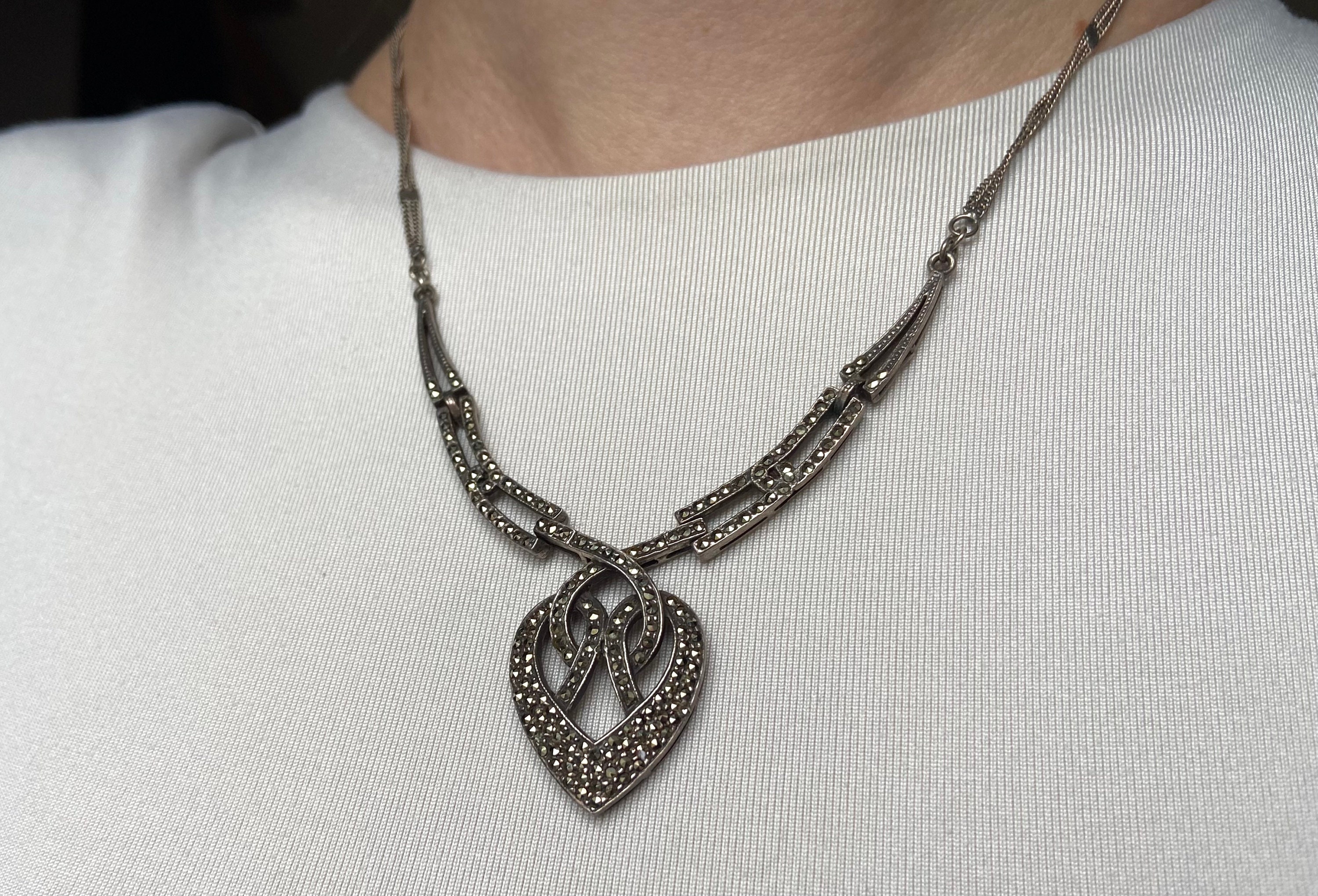 Art Déco Style Noir & Onyx Marcassite Éventail Collier en Argent