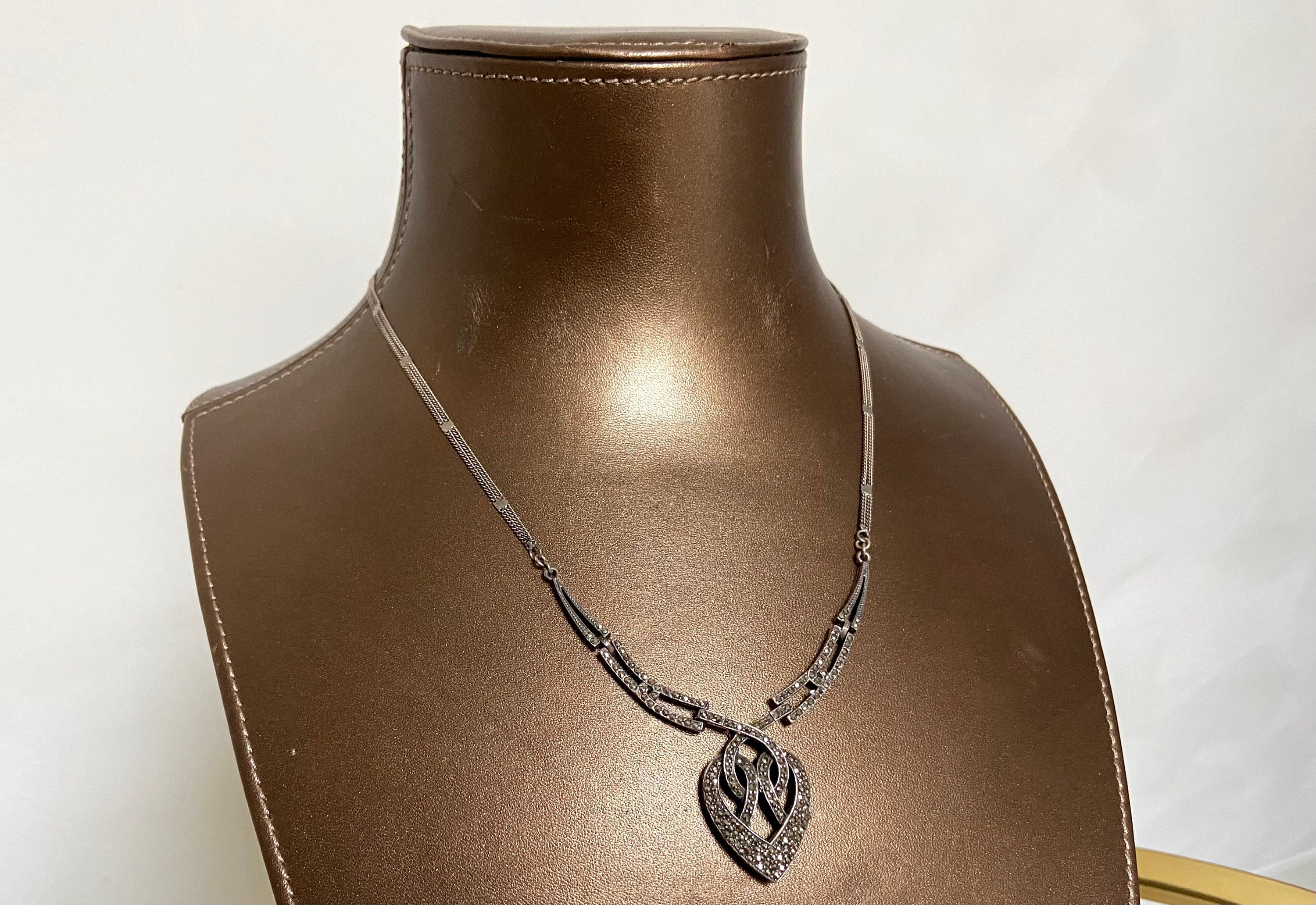 Collier à pendentif en marcassite des années 40 | Verre onyx argenté vintage - France