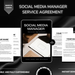 Op de afbeelding: Een zwart-wit digitaal document met de titel "Social Media Manager Service Agreement" op een tabletscherm. Het document wordt omringd door bruine enveloppen en een zwarte achtergrond.
