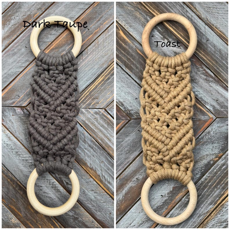 Pu&ograve; includere: Due arazzi in macram&egrave; con corda color tortora scuro e toast annodati con motivo a chevron. Ogni pezzo ha un anello in legno chiaro nella parte superiore e inferiore. Il testo Dark Taupe &egrave; scritto sopra il pezzo sinistro e Toast sopra quello destro.