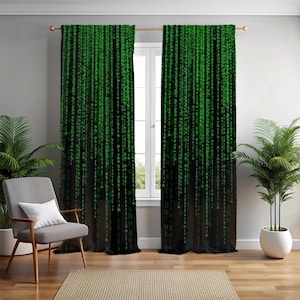 Könnte beinhalten: Schwarze Vorhänge mit einem grünen digitalen Regenmuster. Die Vorhänge hängen vor einem Fenster, mit einem Stuhl und Pflanzen im Raum. Die Vorhänge sind aus einem weichen, fließenden Stoff gefertigt.