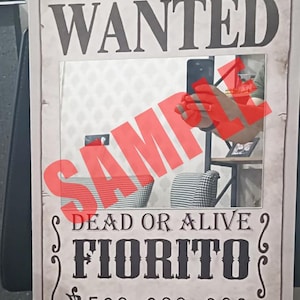 K&ouml;nnte beinhalten: Ein rechteckiges Poster mit einem Steckbrief im Vintage-Stil mit dem Text WANTED, DEAD OR ALIVE, FIORITO und 500.000.000. Die Mitte enth&auml;lt eine reflektierende Spiegelfl&auml;che mit einem gro&szlig;en, durchscheinenden roten SAMPLE-Wasserzeichen.