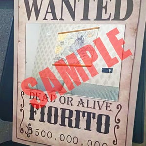 K&ouml;nnte beinhalten: Ein rechteckiges Poster mit einer Vintage-Papierstruktur, das oben das Wort WANTED, den Text DEAD OR ALIVE, den Namen FIORITO und die Zahl 500.000.000 in schwarzer Schrift zeigt. Ein gro&szlig;es, rotes, durchscheinendes SAMPLE-Wasserzeichen liegt mittig.