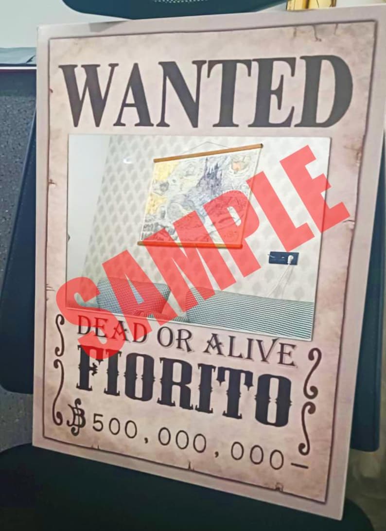 K&ouml;nnte beinhalten: Ein rechteckiges Poster mit einer Vintage-Papierstruktur, das oben das Wort WANTED, den Text DEAD OR ALIVE, den Namen FIORITO und die Zahl 500.000.000 in schwarzer Schrift zeigt. Ein gro&szlig;es, rotes, durchscheinendes SAMPLE-Wasserzeichen liegt mittig.