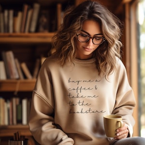 Cómprame un café y llévame a la librería Jersey / Ratón de biblioteca / Club de lectura / Chicas calientes leen libros / Sudadera Crewneck