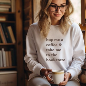 Cómprame un café y llévame a la librería Jersey / Ratón de biblioteca / Club de lectura / Chicas calientes leen libros / Sudadera Crewneck