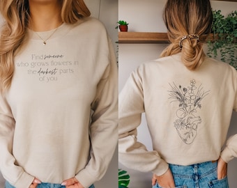 Encuentra a alguien que cultive flores en las partes más oscuras de ti / Amor oscuro / Corazones negros / Alma / Sudadera con cuello redondo