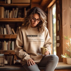 Booktrovert Jersey / Gusano de Libro / Booktok / Chicas Calientes / Leer Libros / Sudadera Crewneck