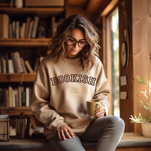 Jersey Bookish / Cartas universitarias / Ratón de biblioteca / Club de lectura / Chicas calientes leen libros / Sudadera Crewneck