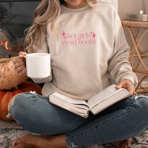Chicas calientes leer libros Jersey / Gusano de libro / Booktok / Chicas calientes / Leer libros / Sudadera Crewneck