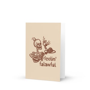 Feelin' Falawful - Carte de voeux arabe drôle, carte postale humoristique du Moyen-Orient, squelette de nourriture arabe falafel fez se sentant affreux humour noir