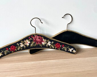 Twee vintage kledinghangers - Wol - Bloemen - 20e eeuw