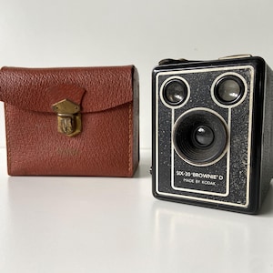 Kodak - Six 20 Brownie D - Vintage - Camera - Photographic Equipment - Photography