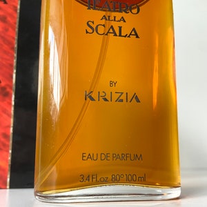 Pu&ograve; includere: Un flacone di profumo Teatro Alla Scala di Krizia in vetro trasparente. Il flacone &egrave; etichettato con il nome del marchio e le parole "Eau de Parfum" e "3.4 Fl.oz 80&deg; 100 ml".