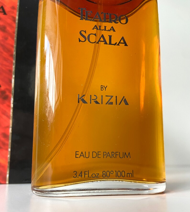 Pu&ograve; includere: Un flacone di profumo Teatro Alla Scala di Krizia in vetro trasparente. Il flacone &egrave; etichettato con il nome del marchio e le parole "Eau de Parfum" e "3.4 Fl.oz 80&deg; 100 ml".