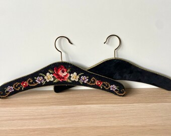 Twee vintage kledinghangers - Wol - Bloemen - 20e eeuw