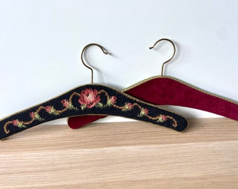 Twee vintage kledinghangers - Wol - Bloemen - 20e eeuw