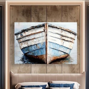 以下が含まれることがあります： 大きなベッド、ボートの絵、青い壁のある寝室。ベッドにはベージュのヘッドボード、青い寝具、ふわふわのラグがあります。絵はベッドの上に配置されています。