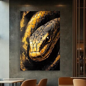 Puede incluir: Primer plano de una serpiente dorada con marcas negras, enroscada sobre un fondo negro y dorado. El ojo de la serpiente es visible y la imagen tiene un aspecto texturizado y artístico.