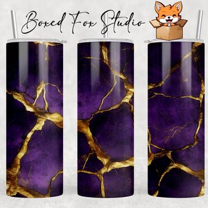 Könnte beinhalten: Drei Edelstahlbecher mit einem violetten und goldenen Marmormuster. Die Becher sind perfekt, um Getränke kalt oder warm zu halten.