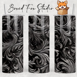 Puede incluir: Tres vasos de acero inoxidable con un patrón floral negro y plateado. Los vasos son todos del mismo tamaño y tienen una pajita.