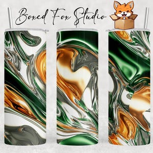 Puede incluir: Tres vasos de acero inoxidable con un diseño abstracto en espiral en tonos verdes, dorados, plateados y blancos. Cada vaso tiene una pajita plateada y una tapa blanca. El texto "Boxed Fox Studio" está escrito en cursiva.