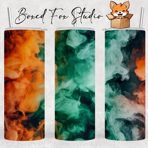 Puede incluir: Tres vasos de acero inoxidable con tapas y pajitas. Cada vaso presenta un diseño abstracto vibrante de remolinos de patrones de humo naranja, verde y verde azulado. El texto "Boxed Fox Studio" está escrito en una fuente de escritura.