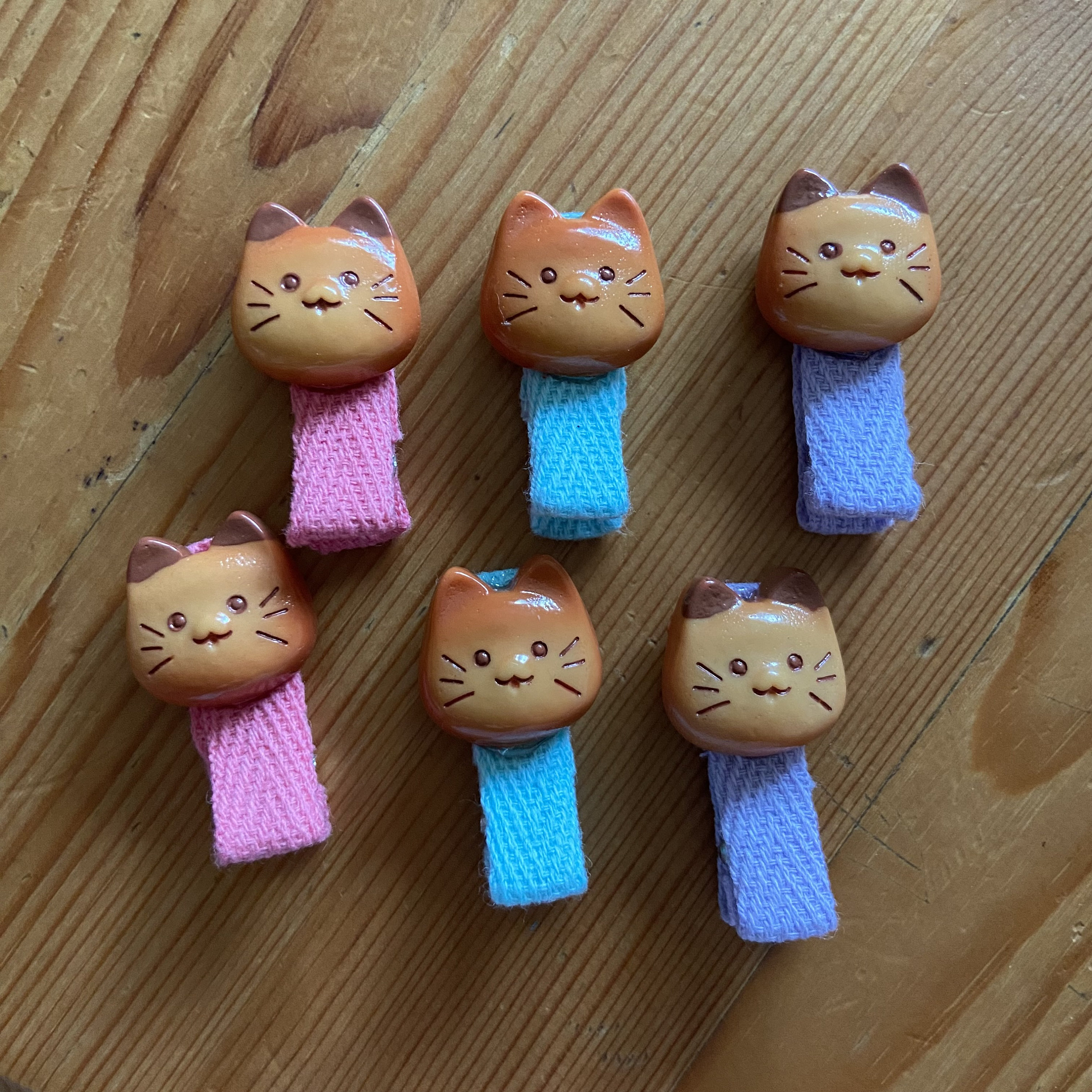 Adorable non-slip, no tug kitty cookie hair clip. Great for all ages. Fully lined clip with cotton fabric.