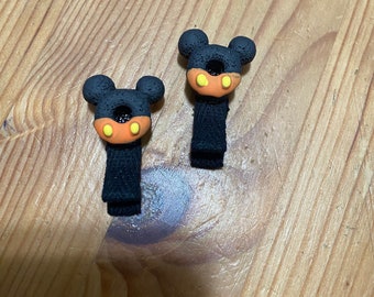 Cute non-slip, no tug Mickey Mouse Donut hair clip. Great for babies, toddlers, kids and adults. Fully lined clip with cotton fabric.