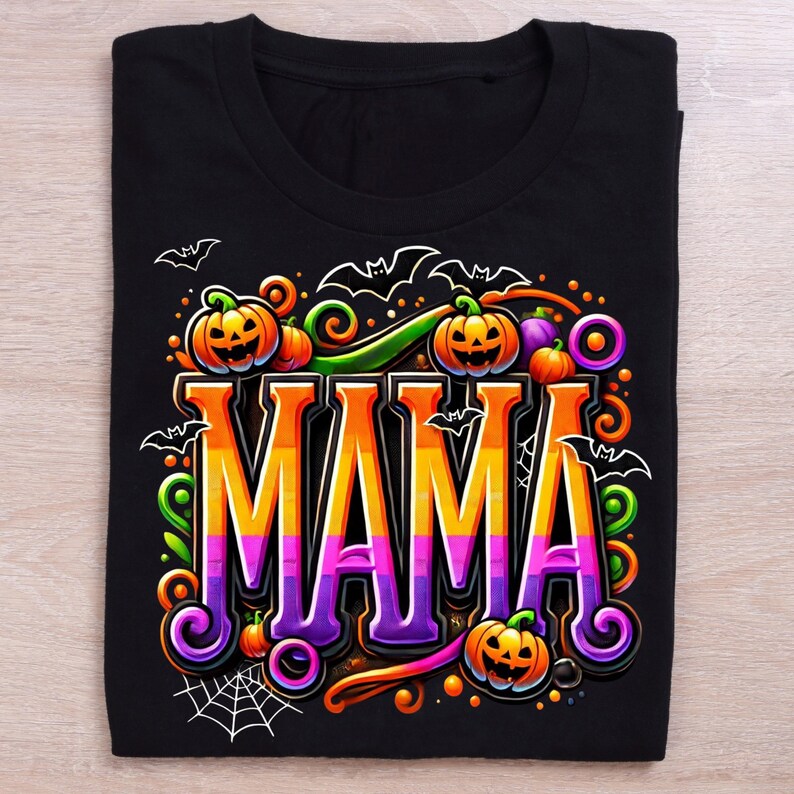 Puede incluir: Camiseta negra con un dise&ntilde;o de Halloween. La palabra "MAMA" se muestra en letras grandes y coloridas, rodeada de calabazas, murci&eacute;lagos y telara&ntilde;as. El dise&ntilde;o utiliza acentos naranjas, morados y verdes, creando un aspecto festivo.