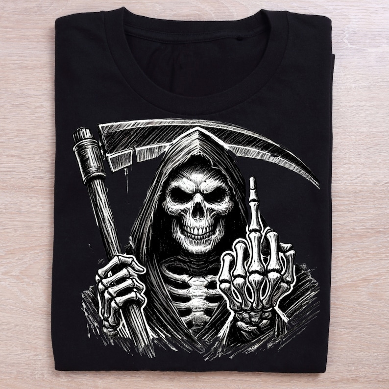 Pode incluir: Camiseta preta com um gr&aacute;fico branco da Morte dando o dedo do meio. A Morte est&aacute; segurando uma foice em uma m&atilde;o.