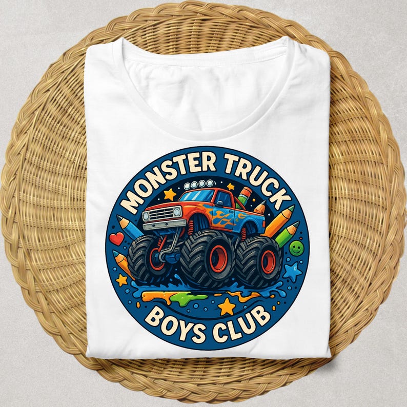 Puede incluir: Camiseta blanca con un dise&ntilde;o de cami&oacute;n monstruo rojo y azul, con llamas y neum&aacute;ticos grandes. El texto "MONSTER TRUCK BOYS CLUB" est&aacute; en un c&iacute;rculo azul, con l&aacute;pices y estrellas.