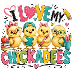 Puede incluir: Un diseño gráfico colorido que muestra cuatro pollitos amarillos con útiles escolares, incluyendo libros, un lápiz y una mochila. El texto dice I LOVE MY CHICKADEES en letras negritas multicolores. El diseño incluye corazones y un lápiz.