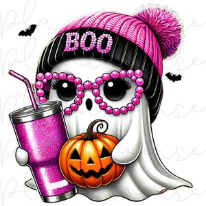 K&ouml;nnte beinhalten: Ein wei&szlig;er Geist, der eine rosa und schwarze M&uuml;tze mit dem Wort "BOO" tr&auml;gt. Der Geist tr&auml;gt eine rosa Strassbrille und h&auml;lt einen K&uuml;rbis und einen rosa Glitzerbecher.