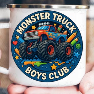 Puede incluir: Taza de esmalte blanco con una ilustraci&oacute;n colorida de un monster truck, l&aacute;pices y el texto "MONSTER TRUCK BOYS CLUB". El dise&ntilde;o est&aacute; en un c&iacute;rculo azul. La taza tiene un borde plateado.