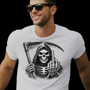Pode incluir: Camiseta branca com uma ilustra&ccedil;&atilde;o em preto e branco da Morte dando o dedo do meio. A Morte est&aacute; segurando uma foice na m&atilde;o esquerda.
