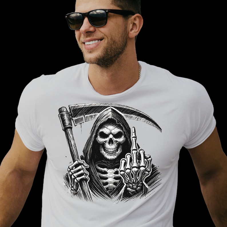 Pode incluir: Camiseta branca com uma ilustra&ccedil;&atilde;o em preto e branco da Morte dando o dedo do meio. A Morte est&aacute; segurando uma foice na m&atilde;o esquerda.