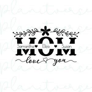 Puede incluir: Diseño gráfico en blanco y negro con la palabra "MOM" en letras grandes. Las letras están decoradas con acentos florales y un corazón. El texto "Samantha, Eliza, Susan" está escrito en una fuente más pequeña sobre la palabra "MOM". El texto "love you" está escrito en una fuente cursiva debajo de la palabra "MOM".