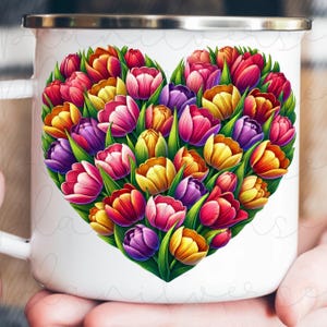 Pode incluir: Caneca de esmalte branco com um design em forma de cora&ccedil;&atilde;o de tulipas coloridas. As tulipas s&atilde;o em tons de vermelho, rosa, amarelo e roxo, com folhas verdes. A caneca tem uma borda prateada e uma al&ccedil;a branca.