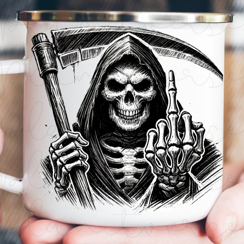 Pode incluir: Caneca de cer&acirc;mica branca com uma ilustra&ccedil;&atilde;o em preto e branco da Morte dando o dedo do meio. A Morte est&aacute; segurando uma foice em uma m&atilde;o e tem uma m&atilde;o esquel&eacute;tica dando o dedo do meio.