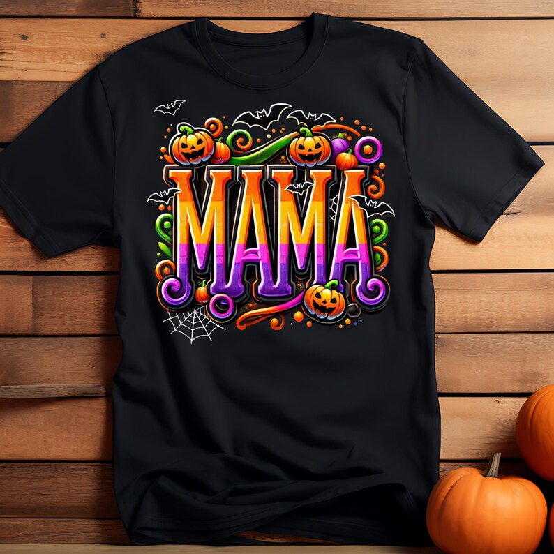 Puede incluir: Camiseta negra con un dise&ntilde;o de Halloween. La palabra "MAMA" se muestra en letras grandes y degradadas, rodeada de calabazas, murci&eacute;lagos y una telara&ntilde;a. El dise&ntilde;o presenta acentos naranjas, morados, verdes y blancos, creando un aspecto festivo.