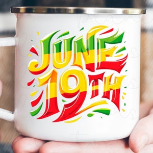 Peut inclure: Mug en &eacute;mail blanc avec un motif rouge, jaune et vert qui dit "Juneteenth" dans une police de caract&egrave;res stylis&eacute;e.