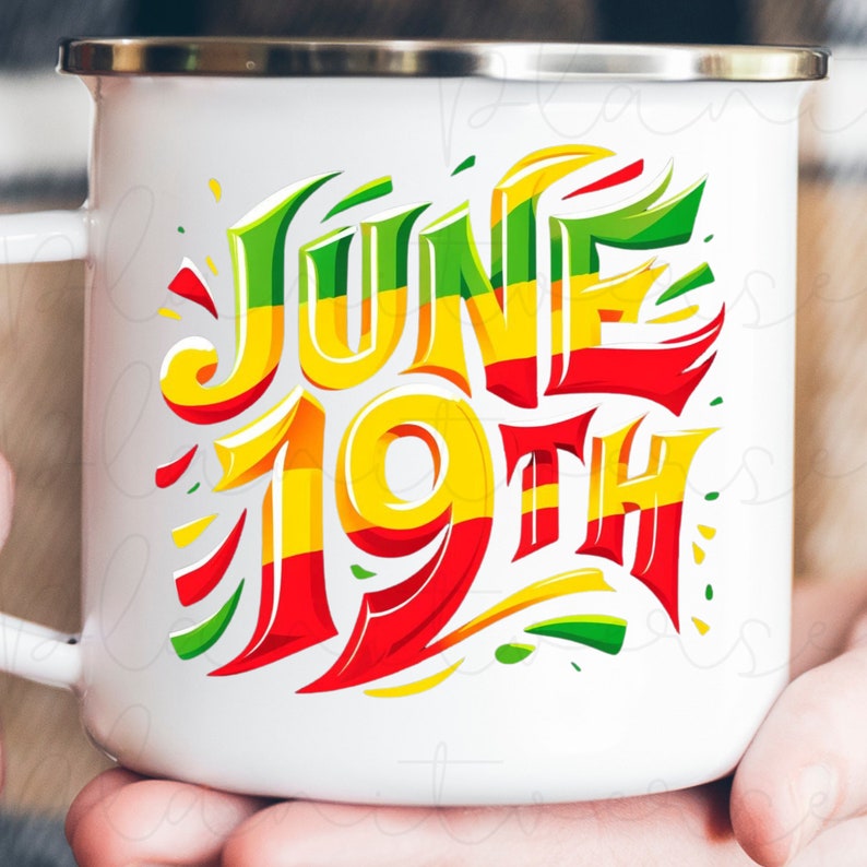 Peut inclure: Mug en &eacute;mail blanc avec un motif rouge, jaune et vert qui dit "Juneteenth" dans une police de caract&egrave;res stylis&eacute;e.