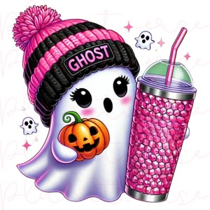 Könnte beinhalten: Ein weißer Geist, der eine rosa und schwarze Strickmütze mit dem Wort "GHOST" trägt. Der Geist hält einen kleinen orangefarbenen Kürbis und einen rosa Glitzerbecher mit Strohhalm.