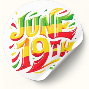 Peut inclure: Un autocollant rond avec le texte "June 19th" dans une police stylis&eacute;e. Le texte est en rouge, jaune et vert, rappelant les couleurs du drapeau panafricain.