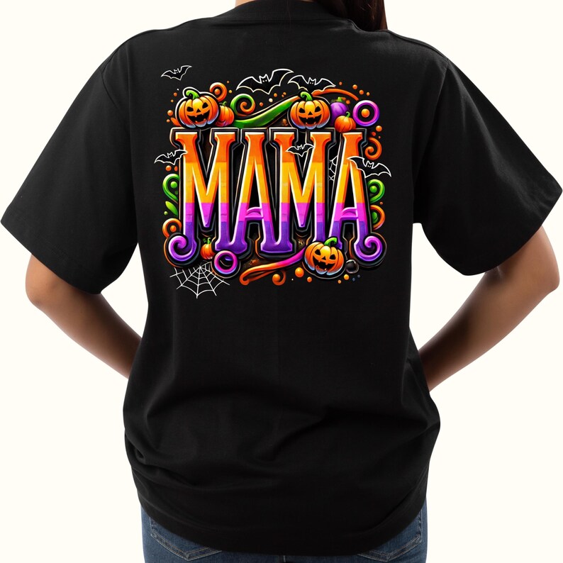 Puede incluir: Camiseta negra con un dise&ntilde;o colorido de Halloween. La palabra "MAMA" est&aacute; en letras grandes, con degradado naranja y morado, rodeada de calabazas, murci&eacute;lagos y una telara&ntilde;a. Un gr&aacute;fico festivo y de temporada.