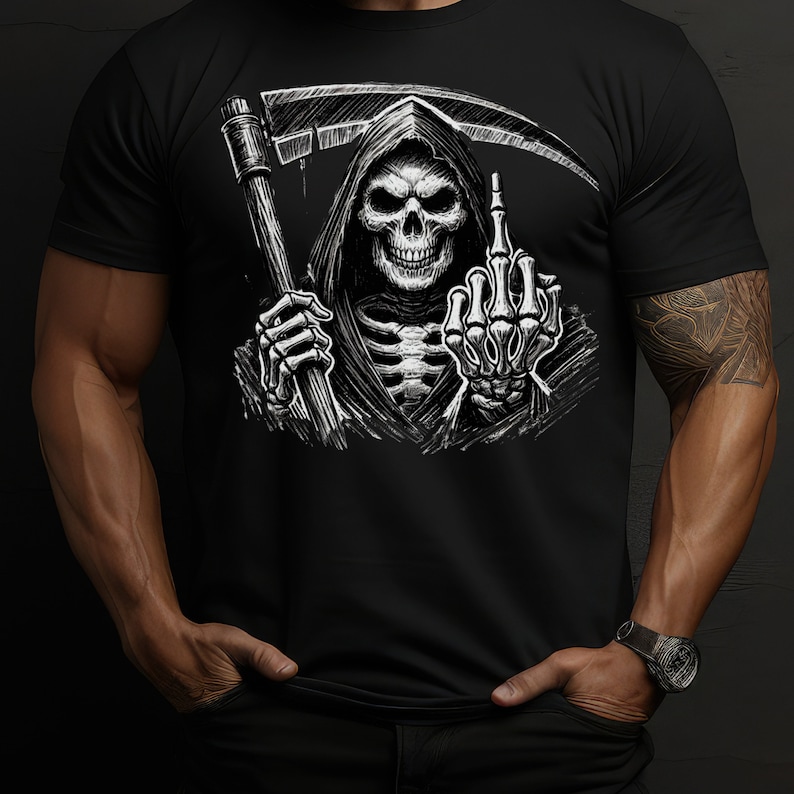 Pode incluir: Camiseta preta com um gr&aacute;fico branco da Morte fazendo o dedo do meio. A Morte est&aacute; segurando uma foice em uma m&atilde;o.