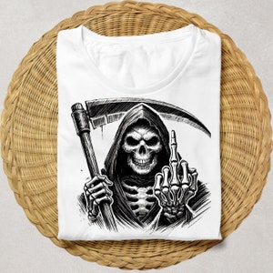 Pode incluir: Uma camiseta branca com uma ilustra&ccedil;&atilde;o em preto e branco da Morte dando o dedo do meio. A Morte est&aacute; segurando uma foice na m&atilde;o esquerda.
